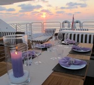 Yacht TUPPENCE - Sundeck Alfresco Dining