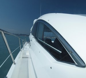 Yacht VIBE -  Side Deck