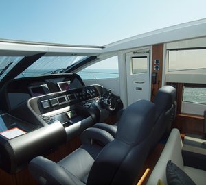 Yacht VIBE -  Wheelhouse with retractable roof
