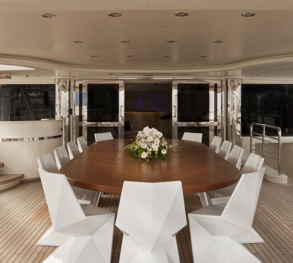 Upper deck Dining on CRN yacht DARLINGS DANAMA