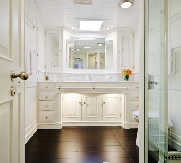 Mari-Cha III Yacht - Bathroom