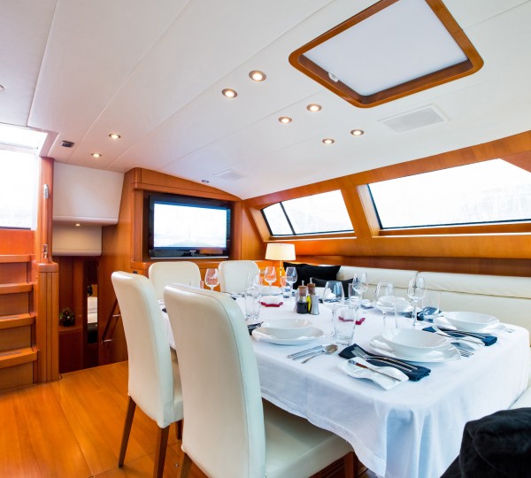 SY RAPTURE - Main salon and dining area