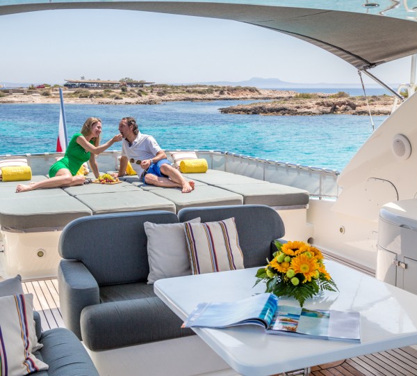 Motor yacht CENTO - Sundeck sunpads and alfresco dining area