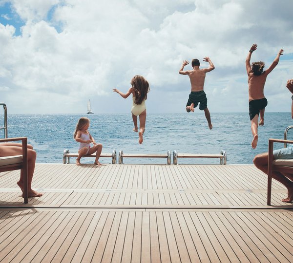 Yacht Meamina - Jump For Joy On Charter
