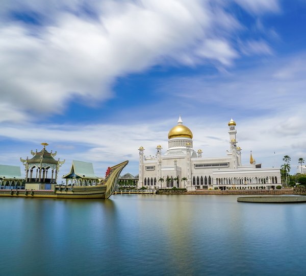 Sultan Omar Ali Saifuddien Mosque In Brunei Darusallam