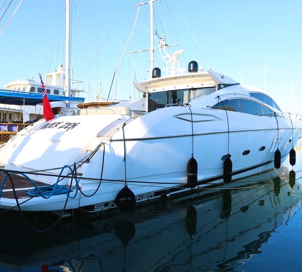 25m Sunseeker BLACK ZEN - Stern view