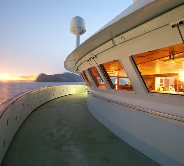 External: Yacht LOALOAT AL BEHAR's Bridgedeck Photograph
