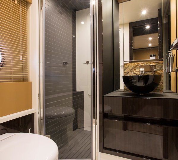 The 24m Yacht TOFFEE CRISP