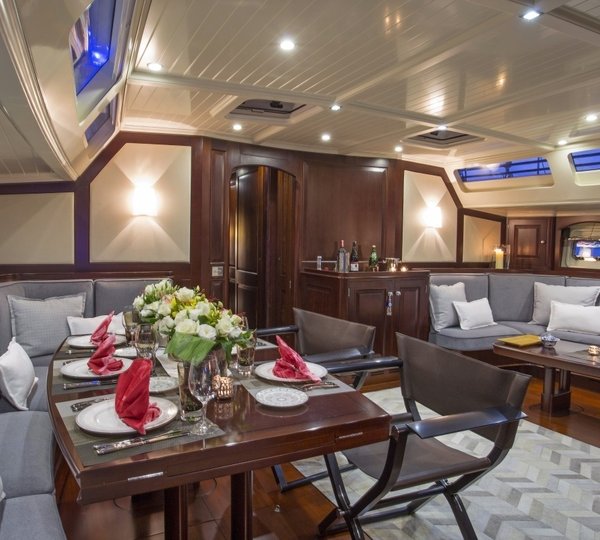 The 28m Yacht SAVARONA