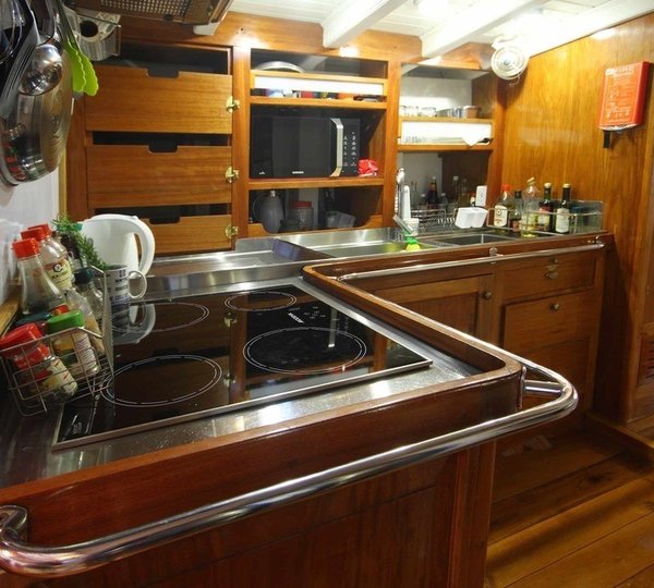 The 29m Yacht AVENTURE