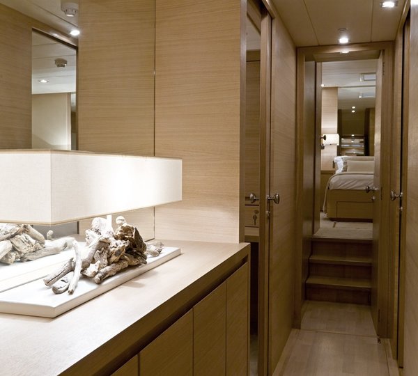 The 30m Yacht HUMMINGBIRD