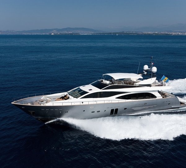 The 30m Yacht HUMMINGBIRD