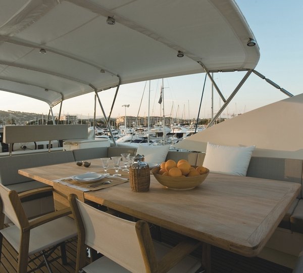 The 30m Yacht HUMMINGBIRD