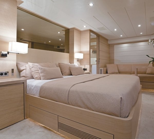 The 30m Yacht HUMMINGBIRD