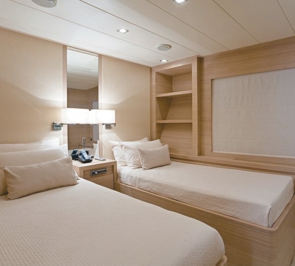 The 30m Yacht HUMMINGBIRD