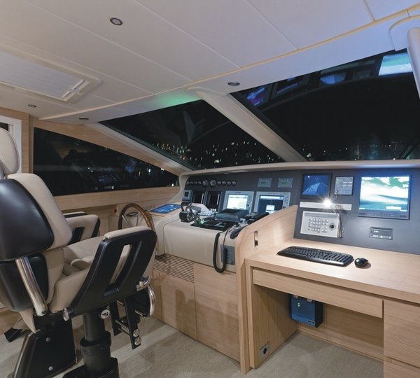 The 30m Yacht HUMMINGBIRD