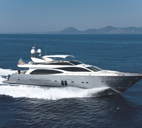 The 30m Yacht HUMMINGBIRD