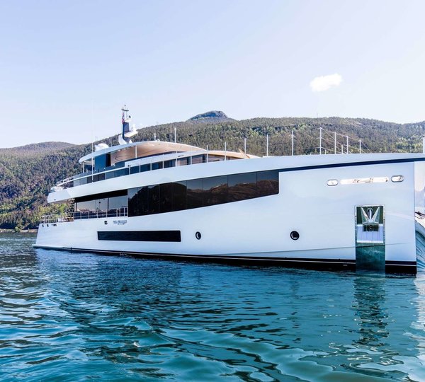 The 33m Yacht KAMINO