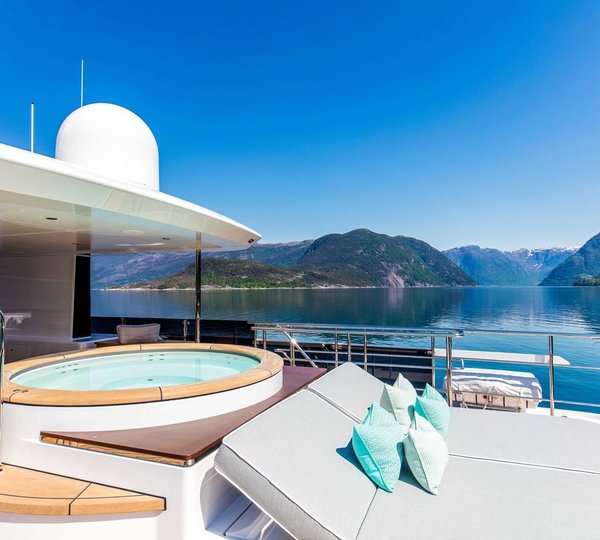 The 33m Yacht KAMINO