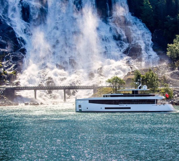 The 33m Yacht KAMINO