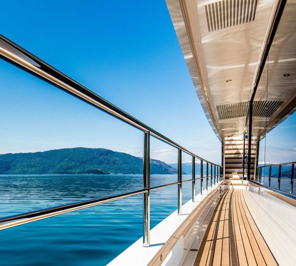 The 33m Yacht KAMINO