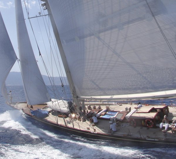 Deck: Yacht SHAMROCK V's Cruising Image