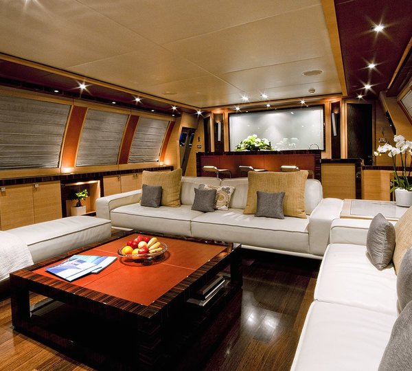 Profile: Yacht VANQUISH's Saloon Captured