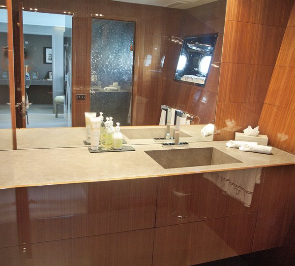 The 39m Yacht BEACHOUSE