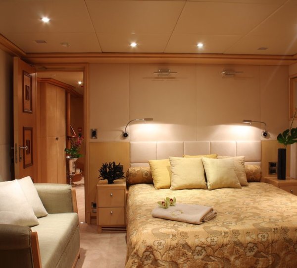 The 39m Yacht HAPPY DOLPHIN II