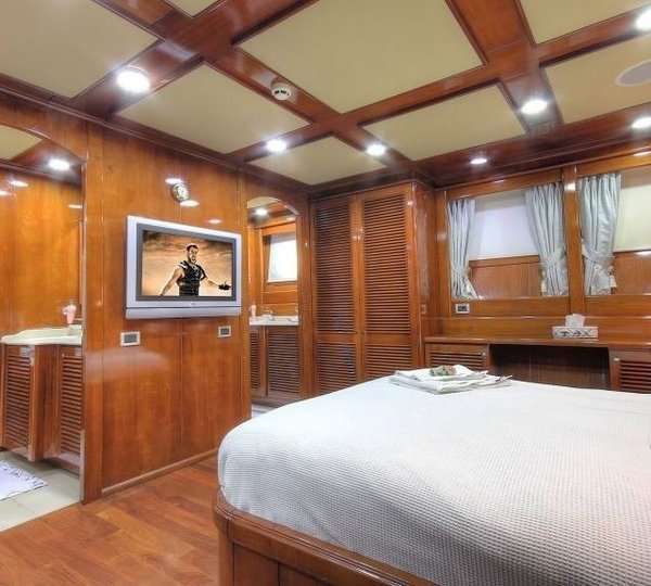 The 39m Yacht SEA DREAM