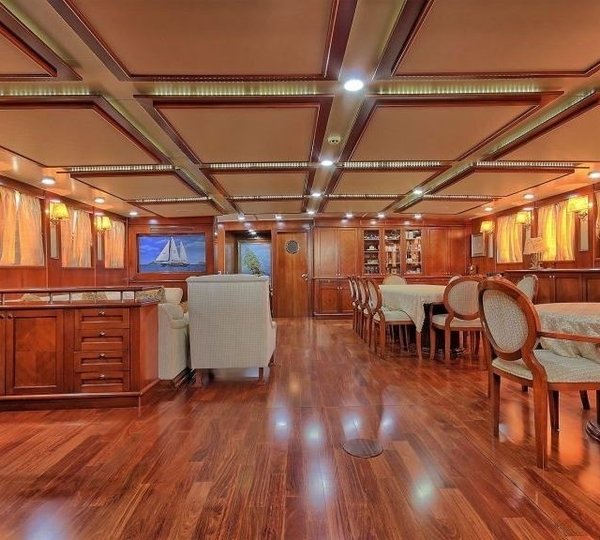 The 39m Yacht SEA DREAM