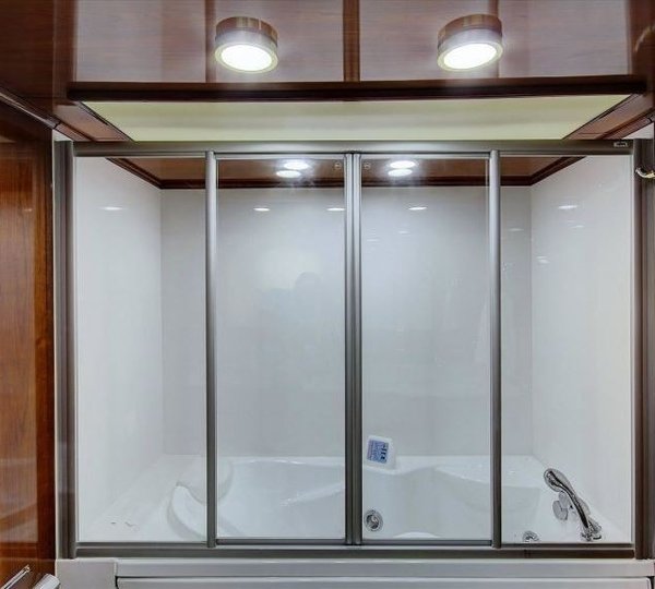 The 39m Yacht SEA DREAM