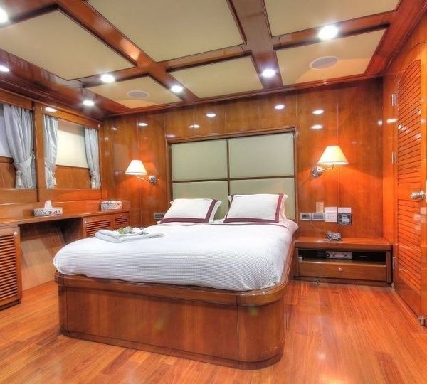 The 39m Yacht SEA DREAM