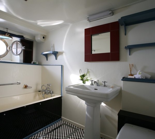 Bath On Board Yacht CALISTO