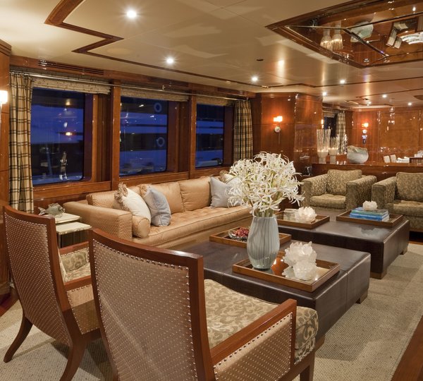 Sitting: Yacht COCO VIENTE's Saloon Captured