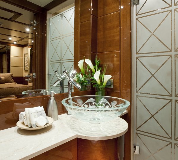 Close Up: Yacht COCO VIENTE's Bath Image