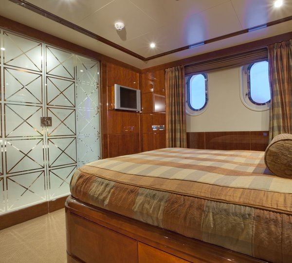 Bath Doors Closed: Yacht COCO VIENTE's Cabin Photograph