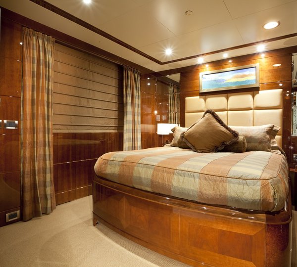Guest's Queen Sized Cabin Aboard Yacht COCO VIENTE