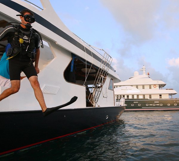 Under Water Scuba Dive On Yacht DHAAINKAN'BAA
