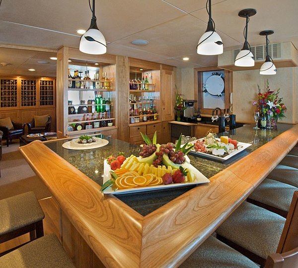 Drinks Bar On Board Yacht SAFARI EXPLORER