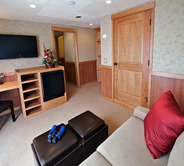 Sitting: Yacht SAFARI EXPLORER's Cabin Image