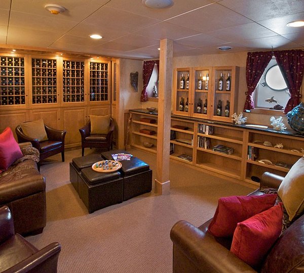 Premier Saloon Aboard Yacht SAFARI EXPLORER