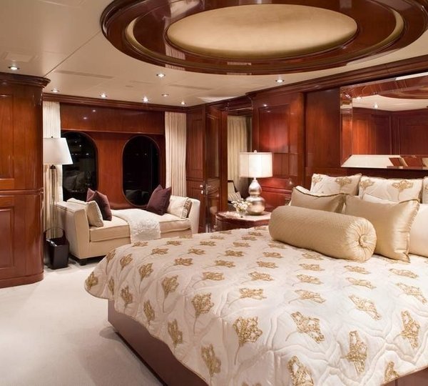 Sitting: Yacht NO COMMENT's Main Master Cabin Image