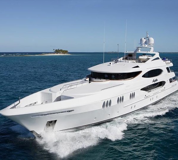 Forward Aspect: Yacht REEF CHIEF's Cruising Captured