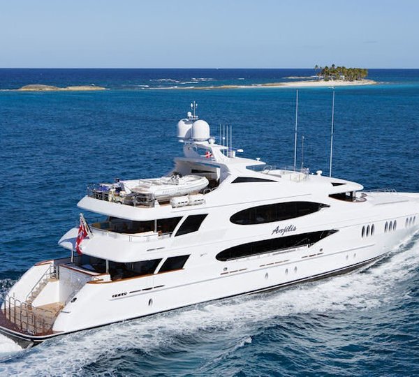 Cruising On Yacht REEF CHIEF