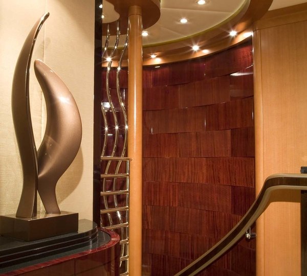 Close Up: Yacht REEF CHIEF's Lobby Image