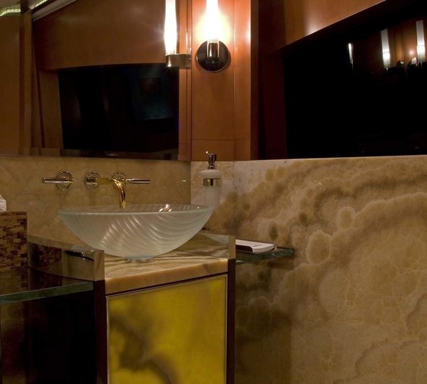 Close Up: Yacht REEF CHIEF's Bath Captured