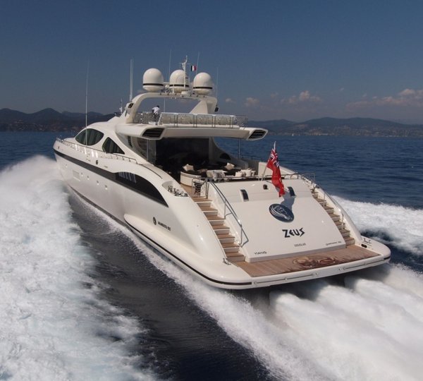 Aft: Yacht ZEUS I's Cruising Photograph