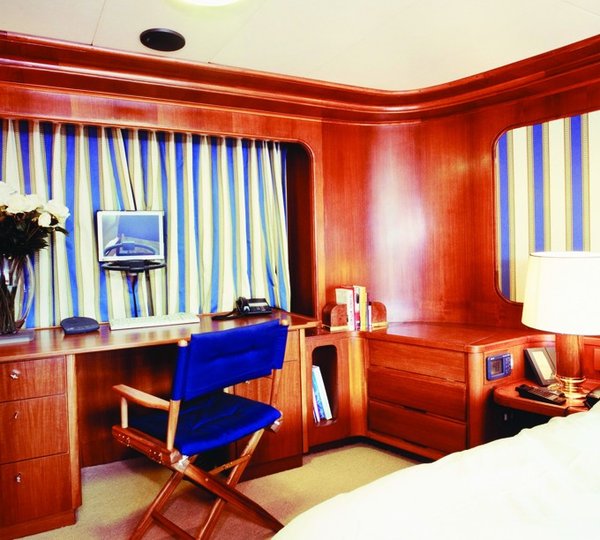 Sitting: Yacht BLUE GOLD's Guest's Cabin Captured