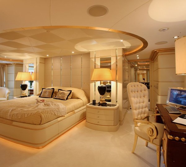 Main Master Cabin With Office On Yacht PLATINUM